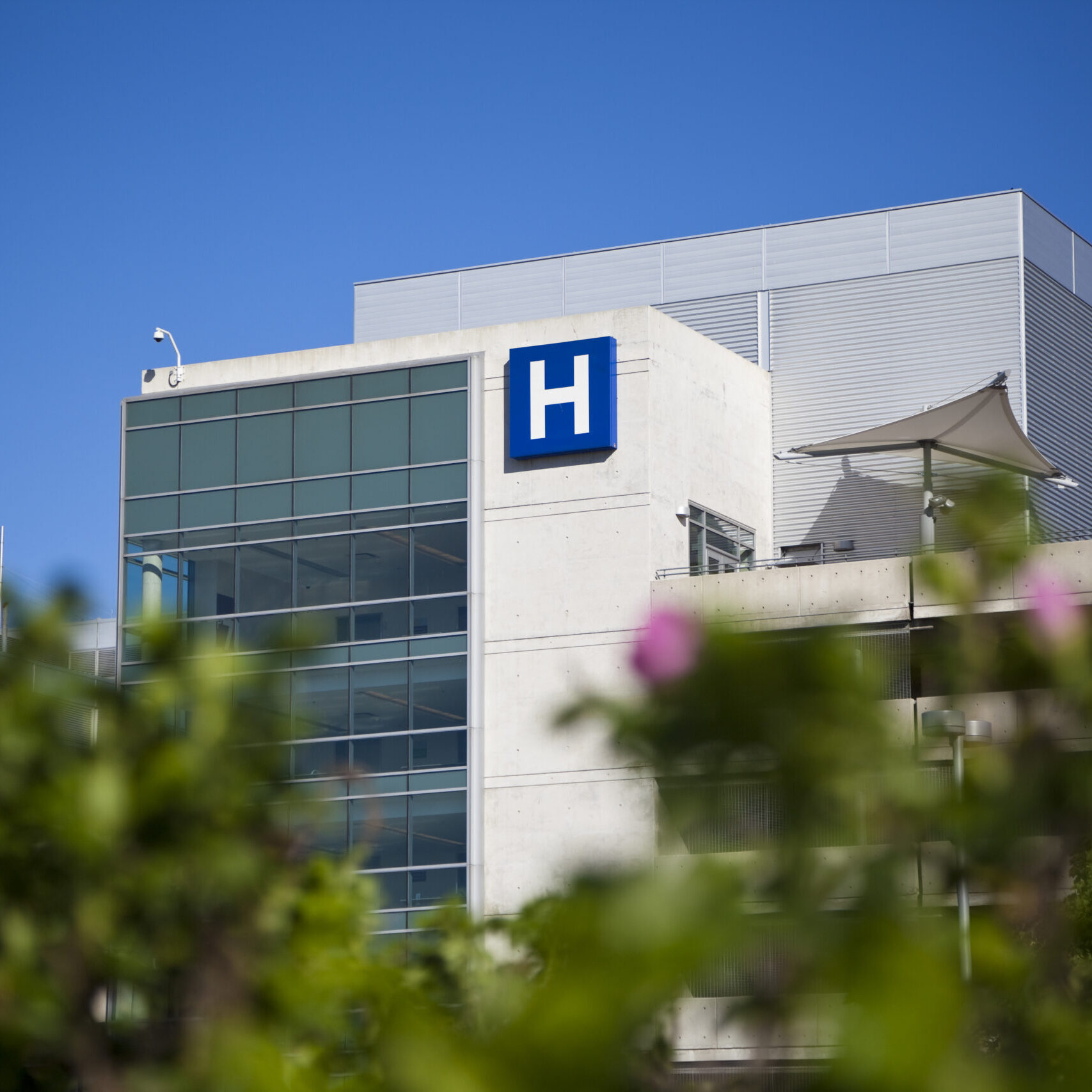 Modern,Hospital,And,Sign,With,Clear,Blue,Sky,Taken,In